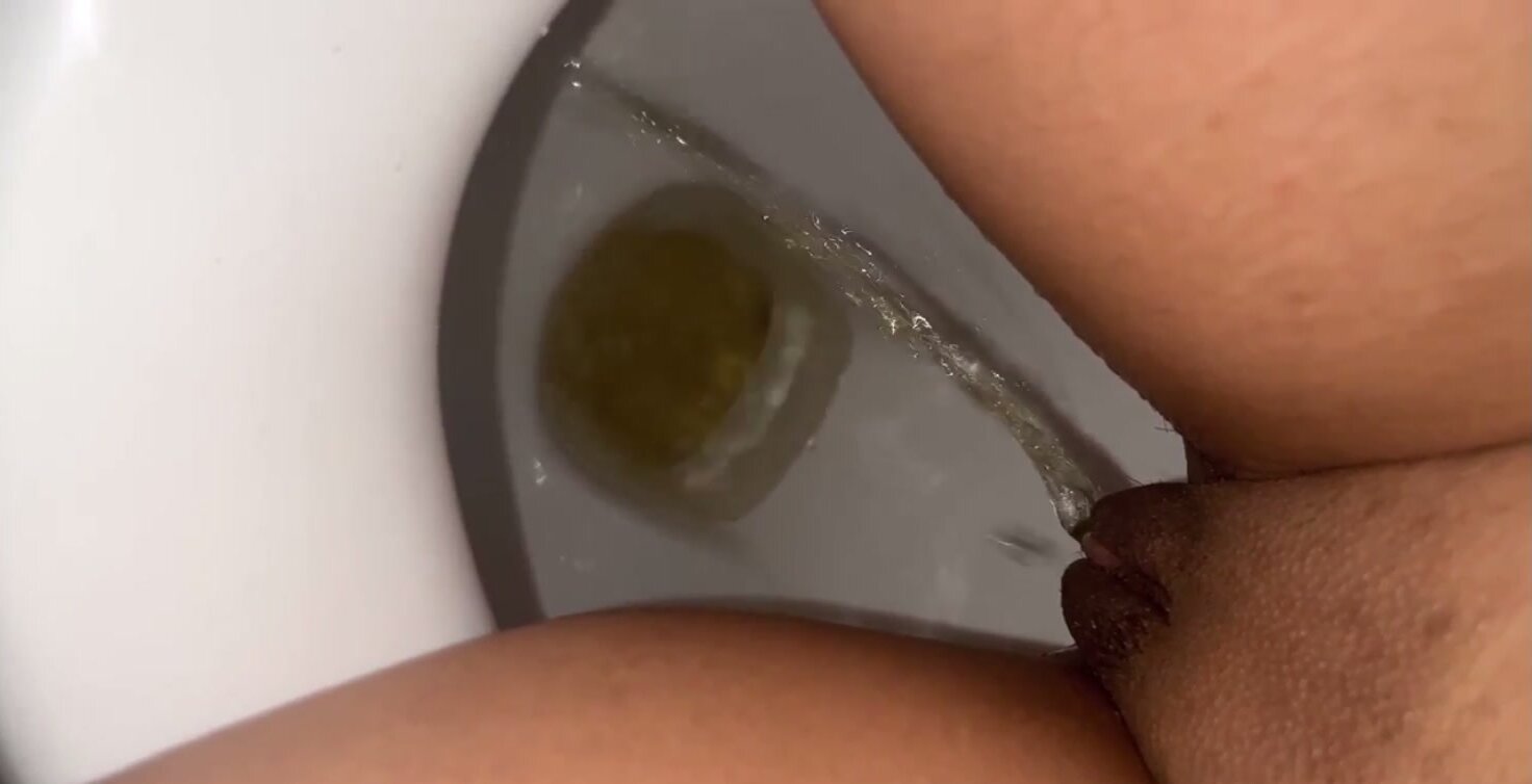 Girl pee on toilet - video 4