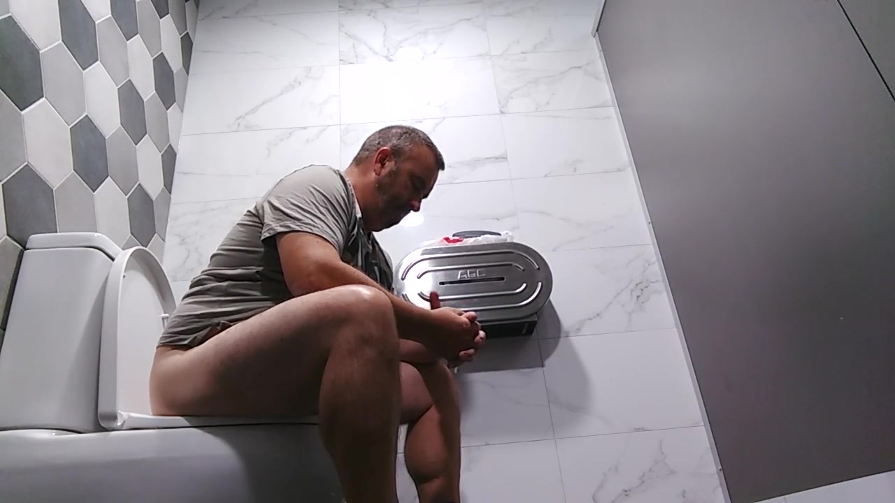 toilet sc 8- Big daddy pooping