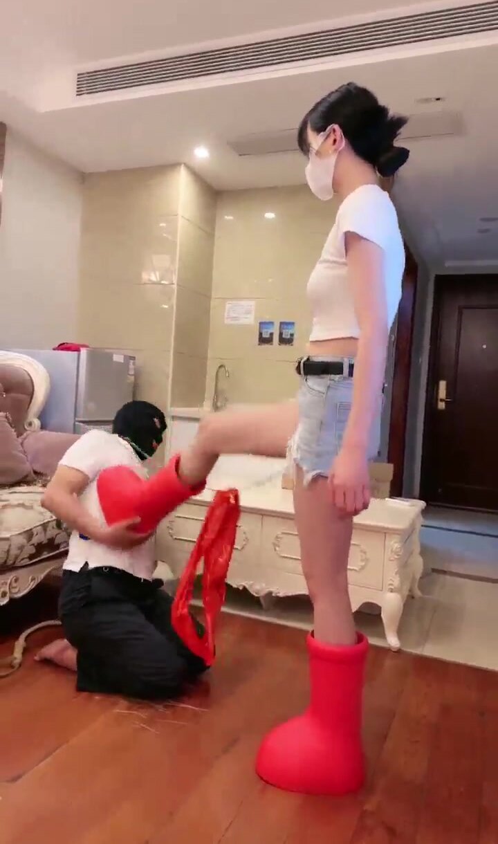chinese femdom 暴力美学 巨鞋踩踏