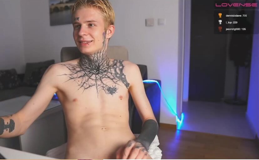 sexy tattoed gay twink on cam