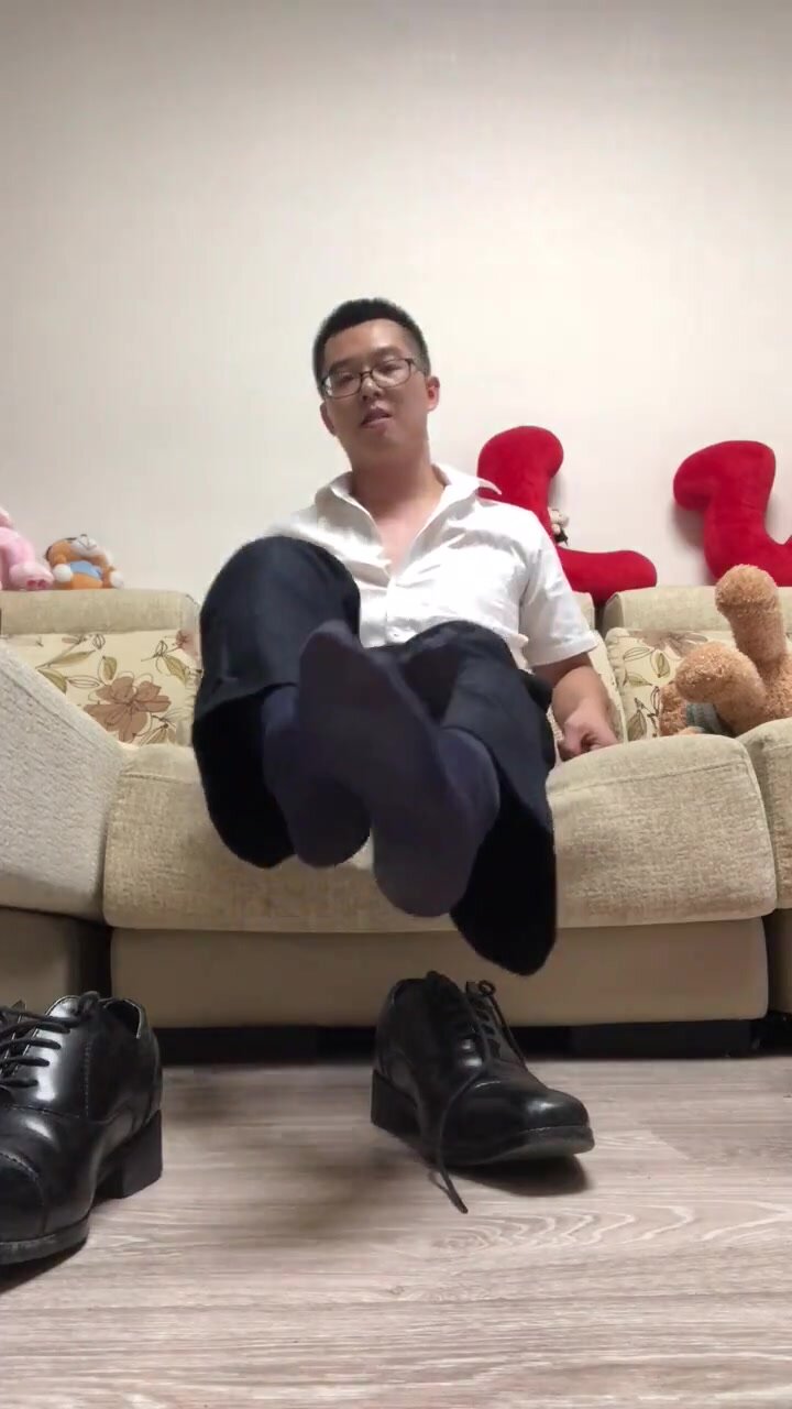 str8 guy showing his feet