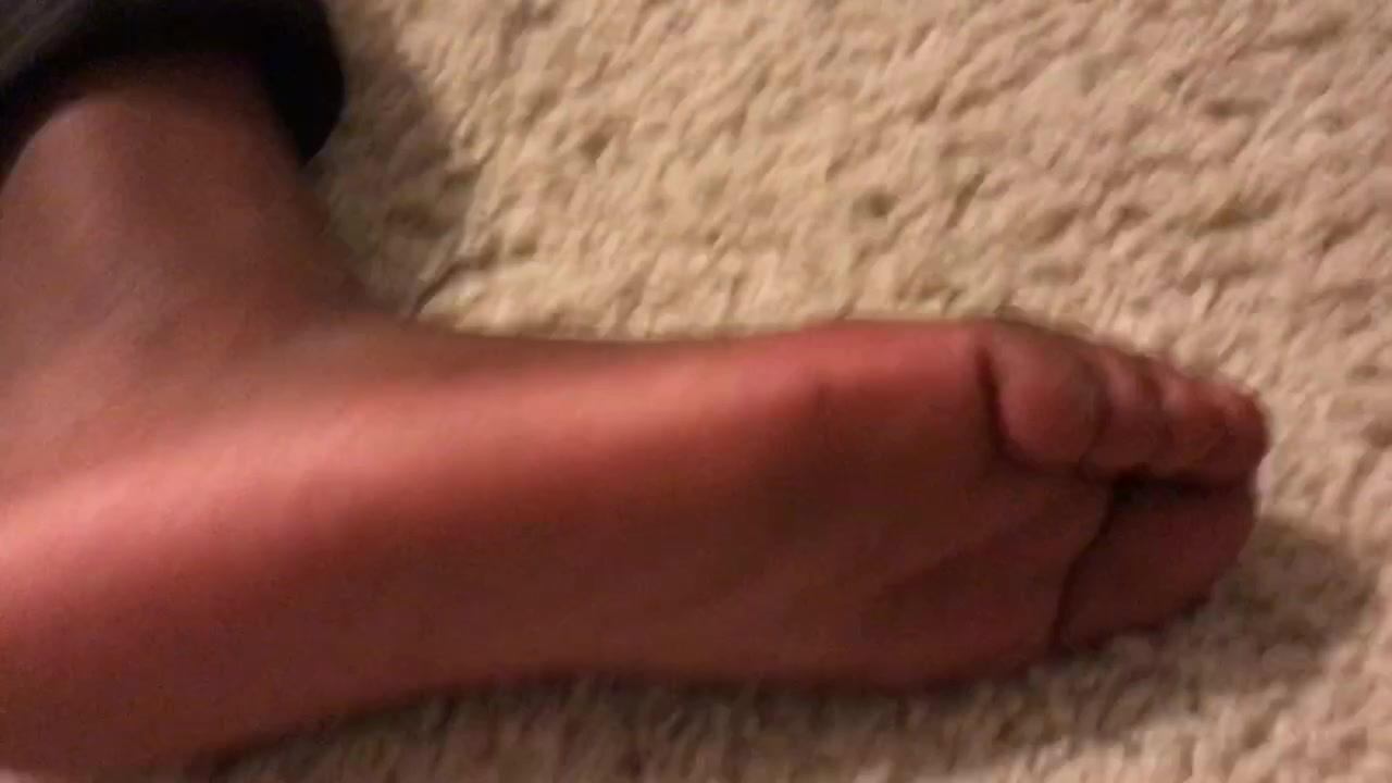 Des socked feet