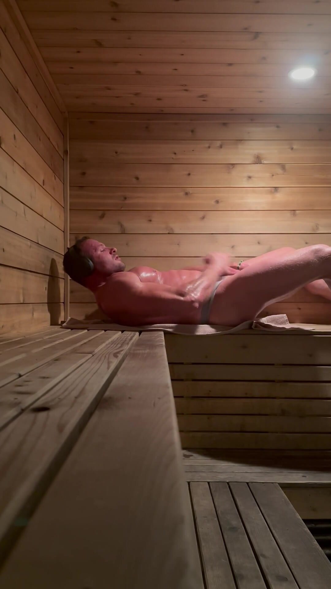 Hunk wanks in sauna