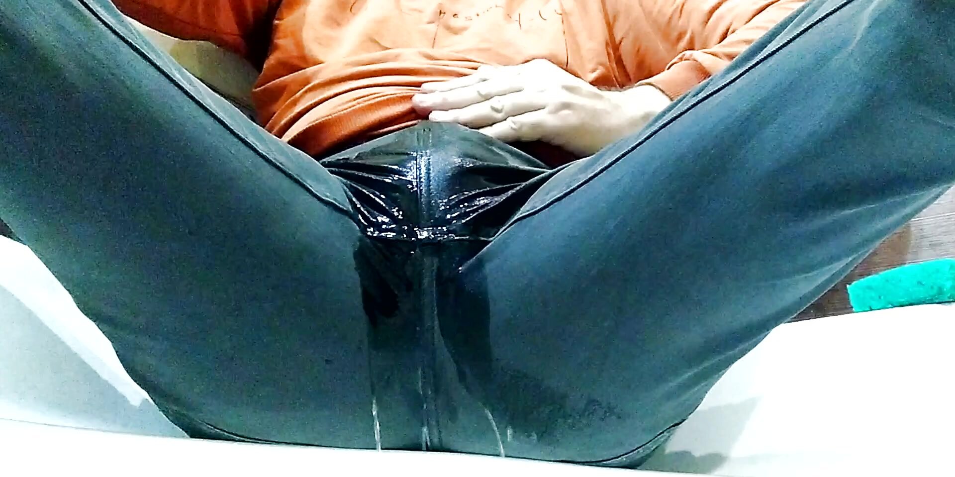 Jeans pissing - video 7