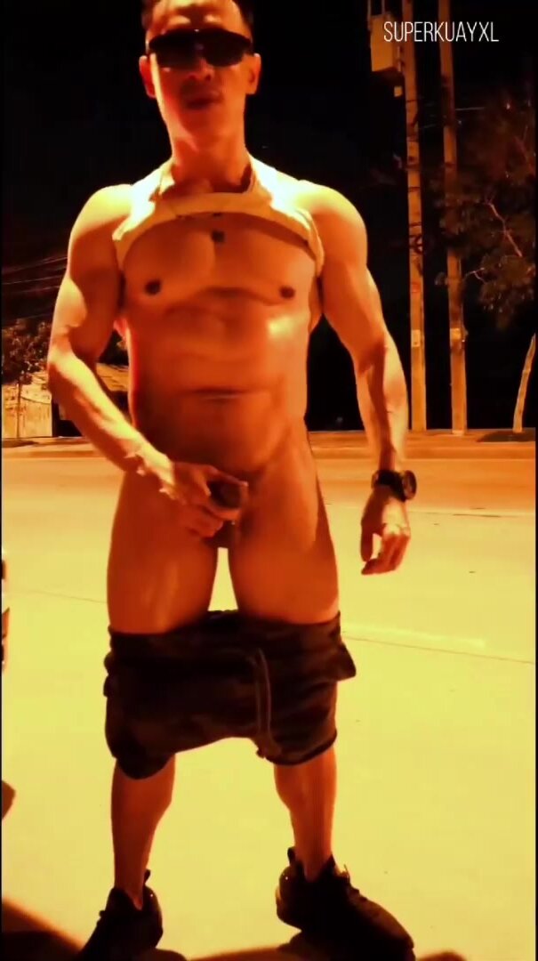 Thai muscle public piss and wank