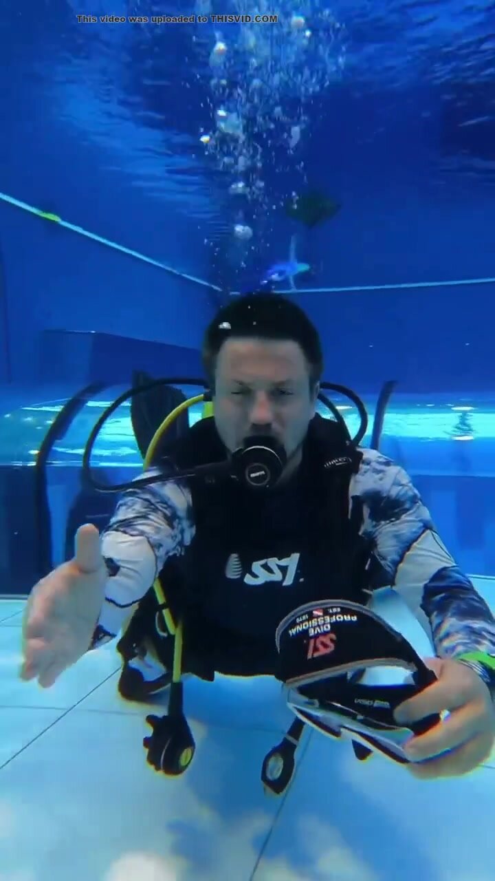 Underwater scubadiver mask removal - video 4