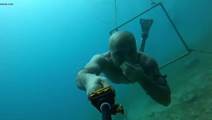 Bald arab hottie barefaced underwater in sea - video 2