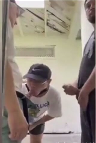 Boy picks up daddies in a public restroom and suck them