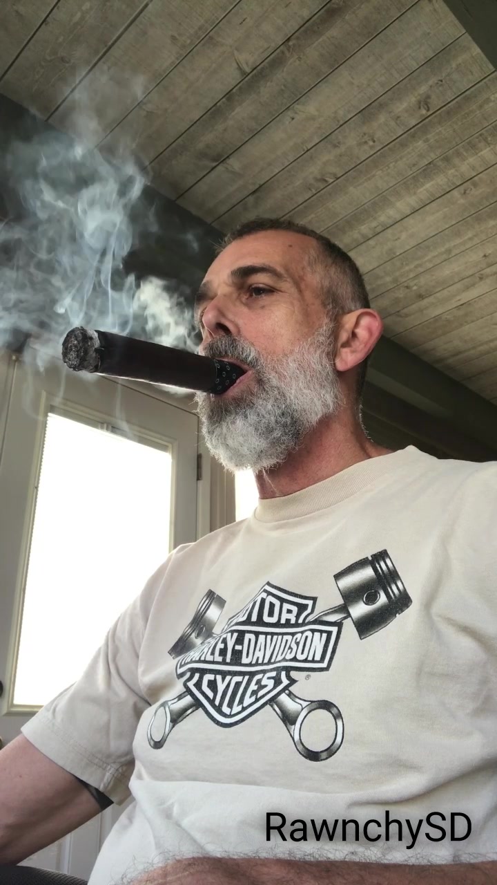 Smoking an Asylum 880 cigar