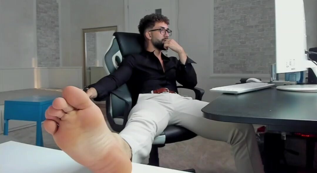 Guy's bare feet - office style