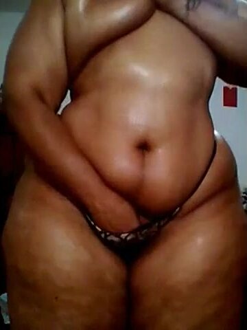 mature ebony show her  big  body