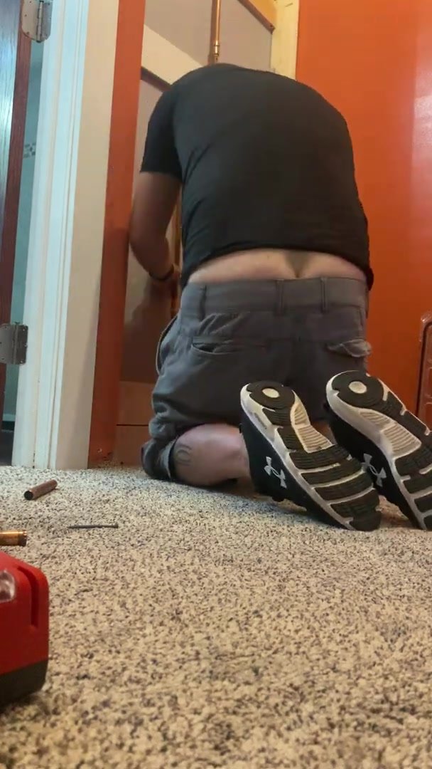 Plumber's exposed butt crack