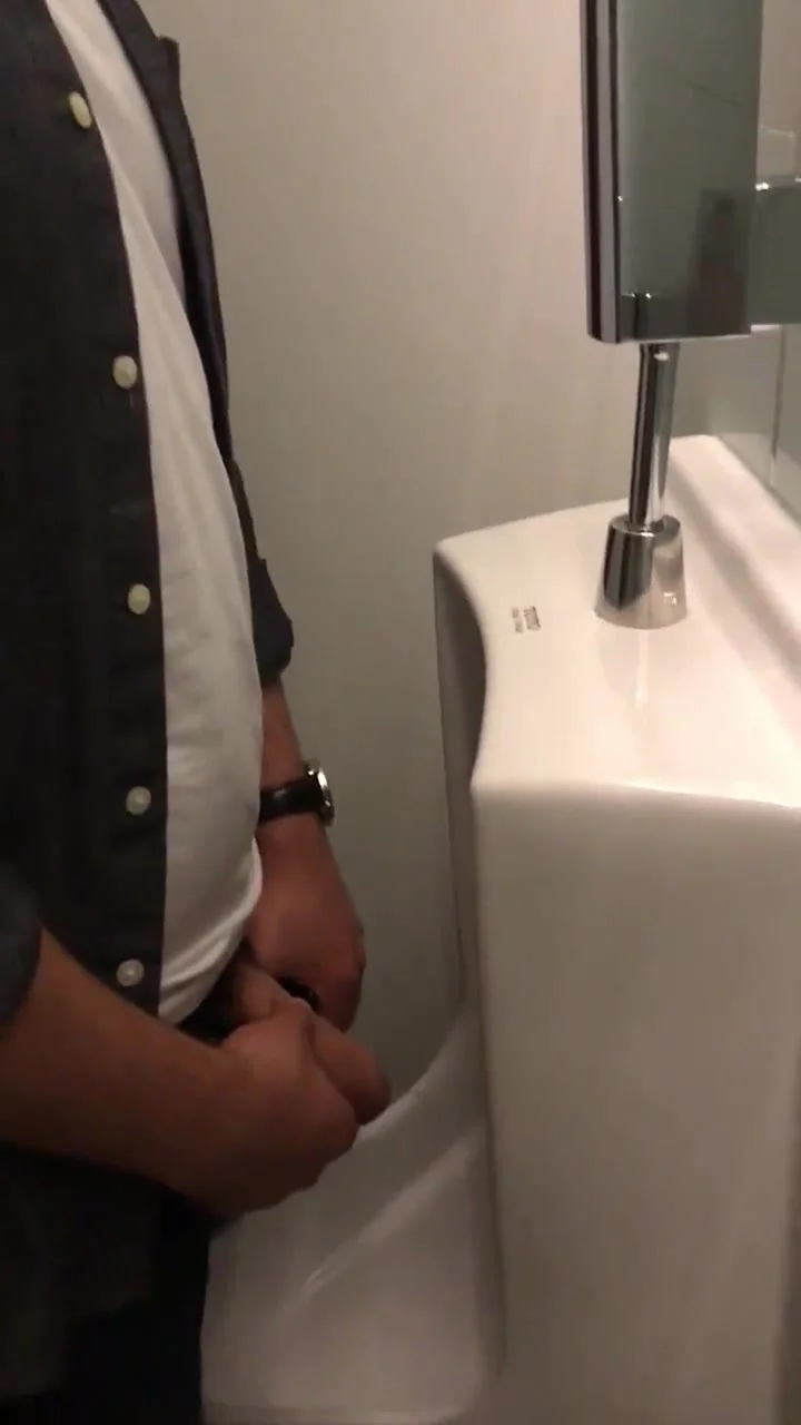 SPY NICE DICK AT URINAL - ThisVid.com 日本語で