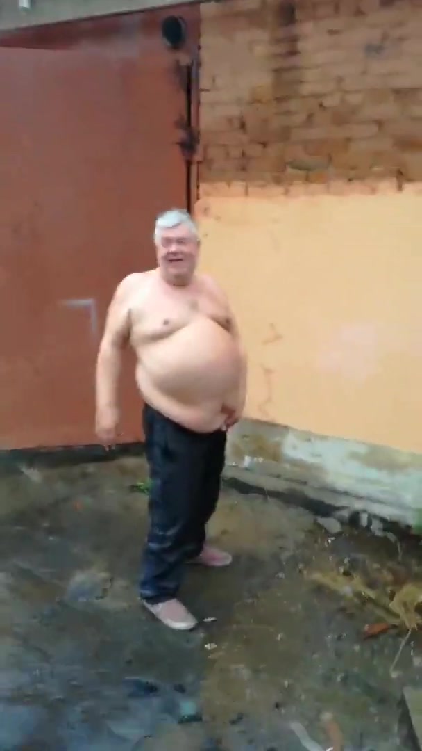 BIG RUSSIAN DADDY PISSING OUTSIDE