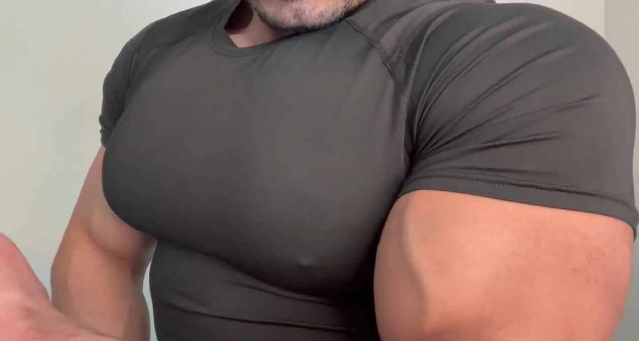 Muscles in tight spandex - ThisVid.com