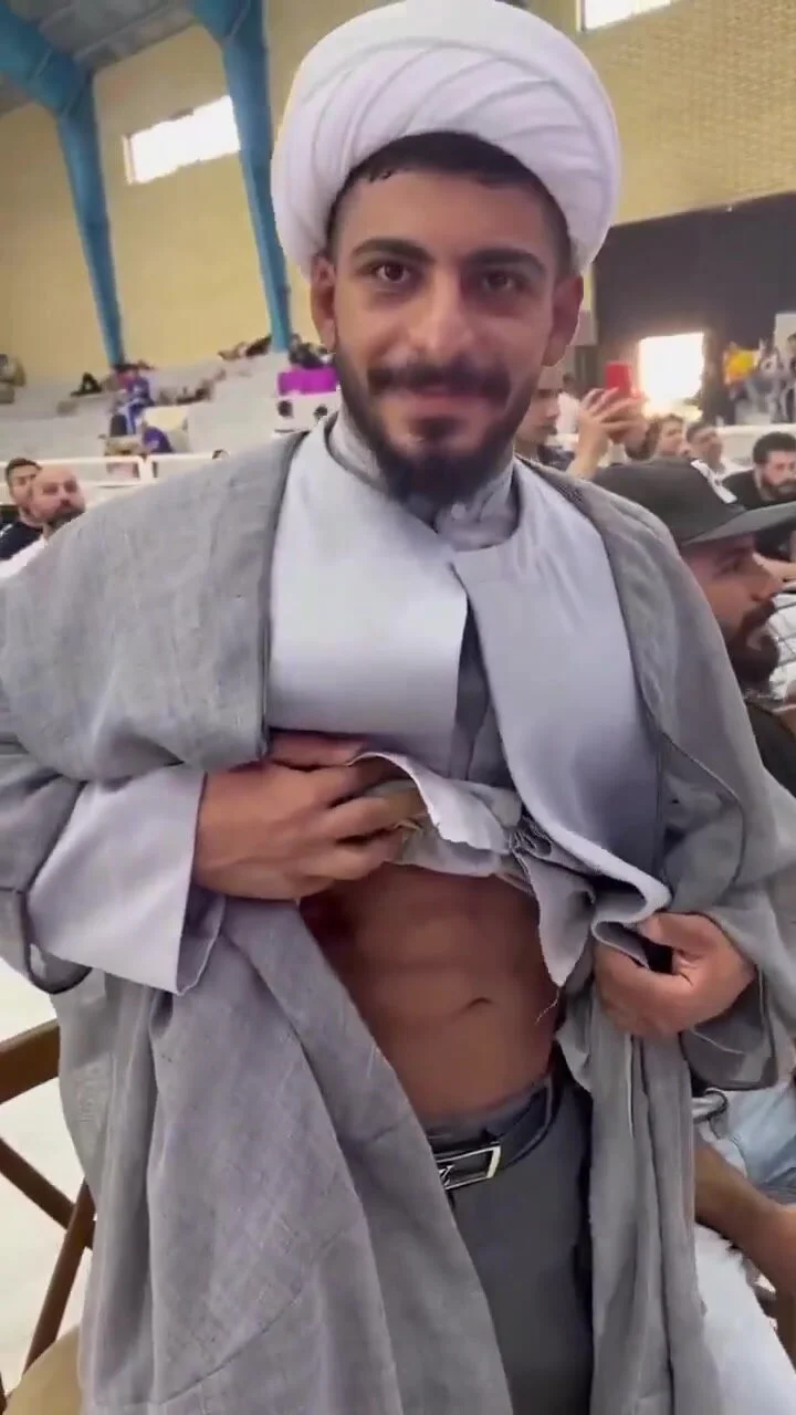 Sexy muslim guy shows off abs at the mosque - ThisVid.com em inglês