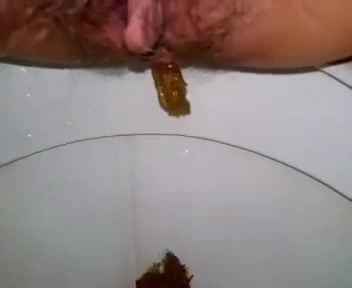 My Thai girlfriend pisses and shits in toilet