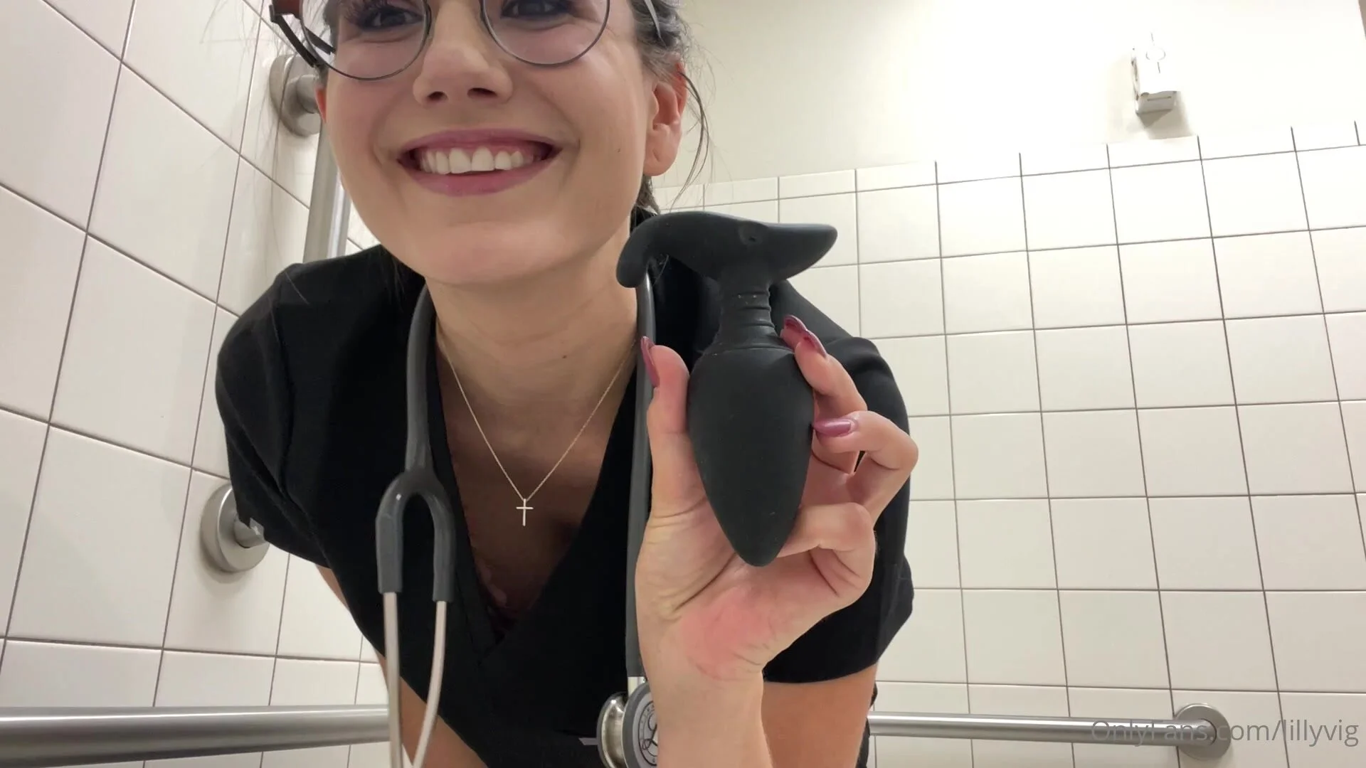 ButtPlug: Nurse puts a plug in at work - ThisVid.com