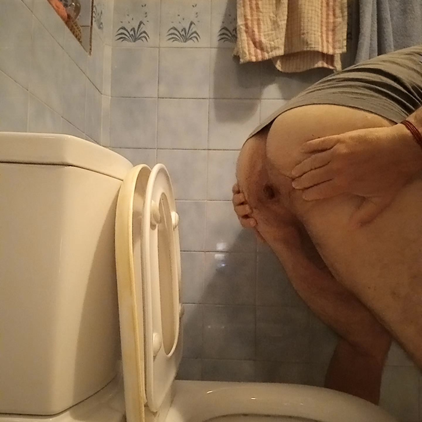 Huge hover shit and long piss