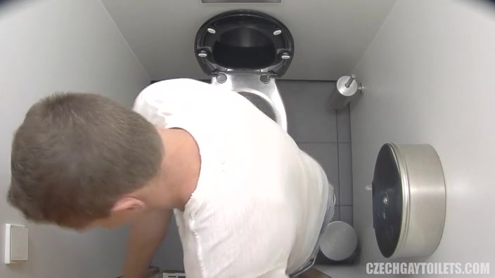 Twink Pissing