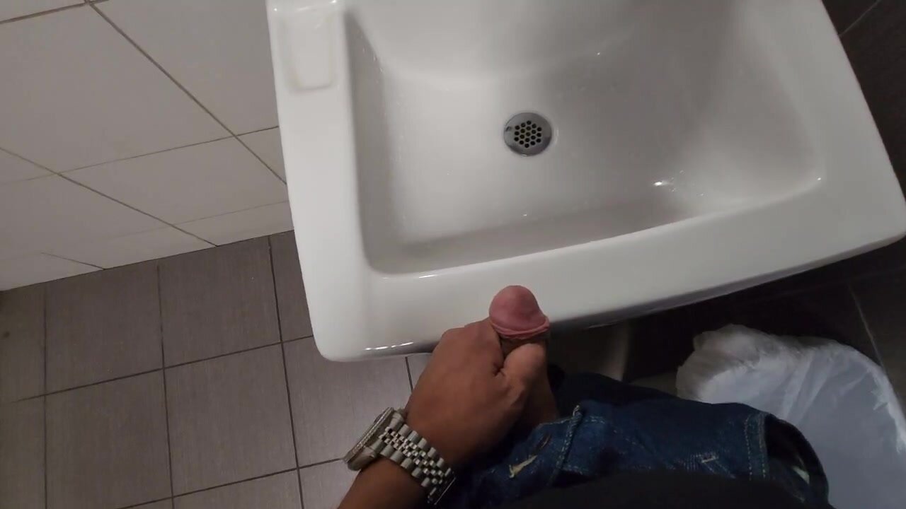 pissing in burger king sink