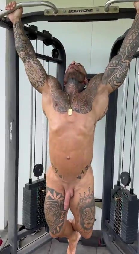Bodybuilder Italiano se exibindo na academia