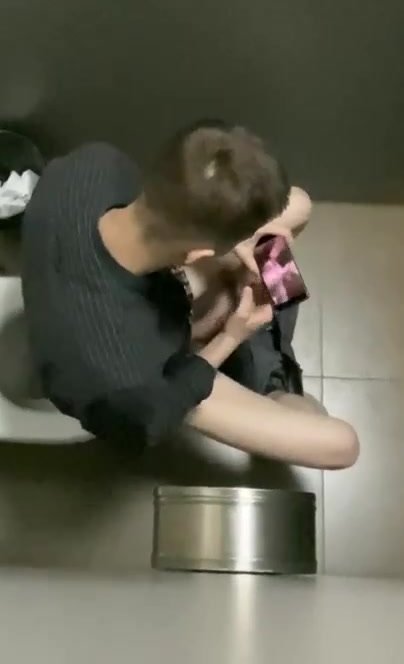 A str8 guy jerks off in a public restroom
