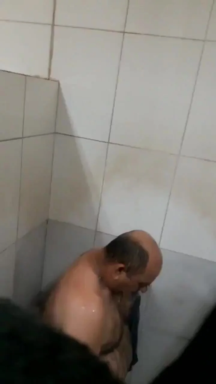 Bear daddy wanking in the shower - ThisVid.com