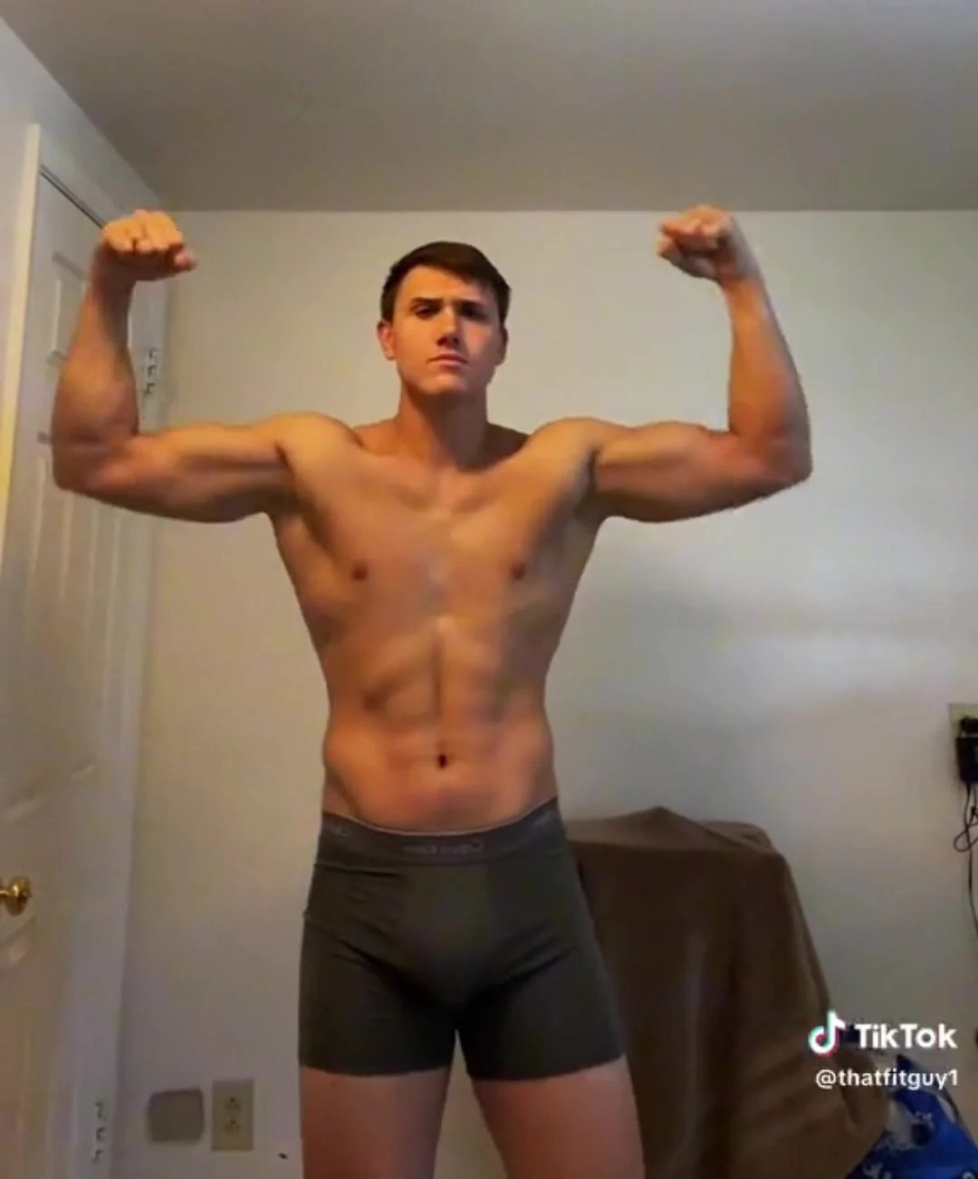 Showing off his bulge in grey calvin klein boxerbriefs - ThisVid.com En  español