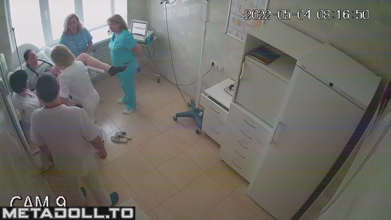 dr checking pregnant woman