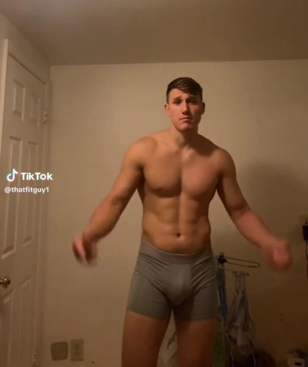 Showing off his bulge in light grey boxerbriefs - ThisVid.com En español