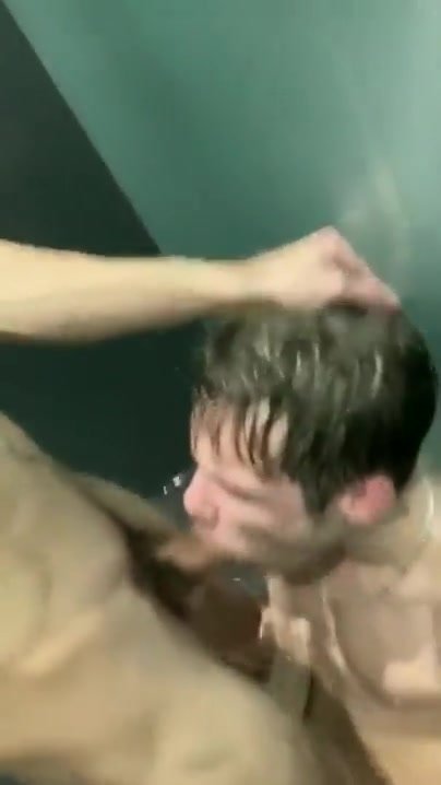Fag deepthroat’s thick cock in the gym shower