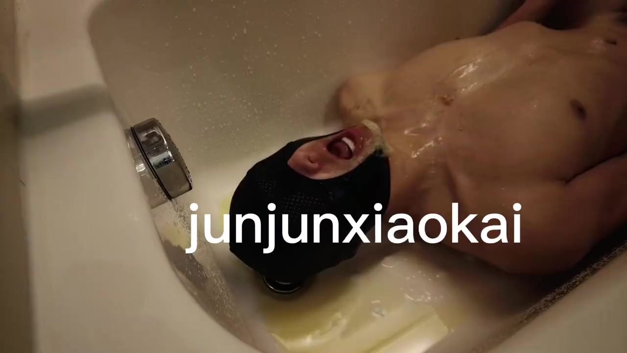 fag Eating shit and drinking urine in the bathtub