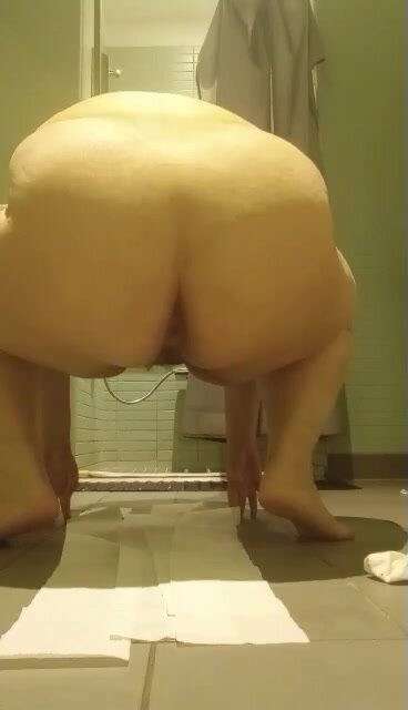 Shitting in bathroom floor and shaking my fat ass