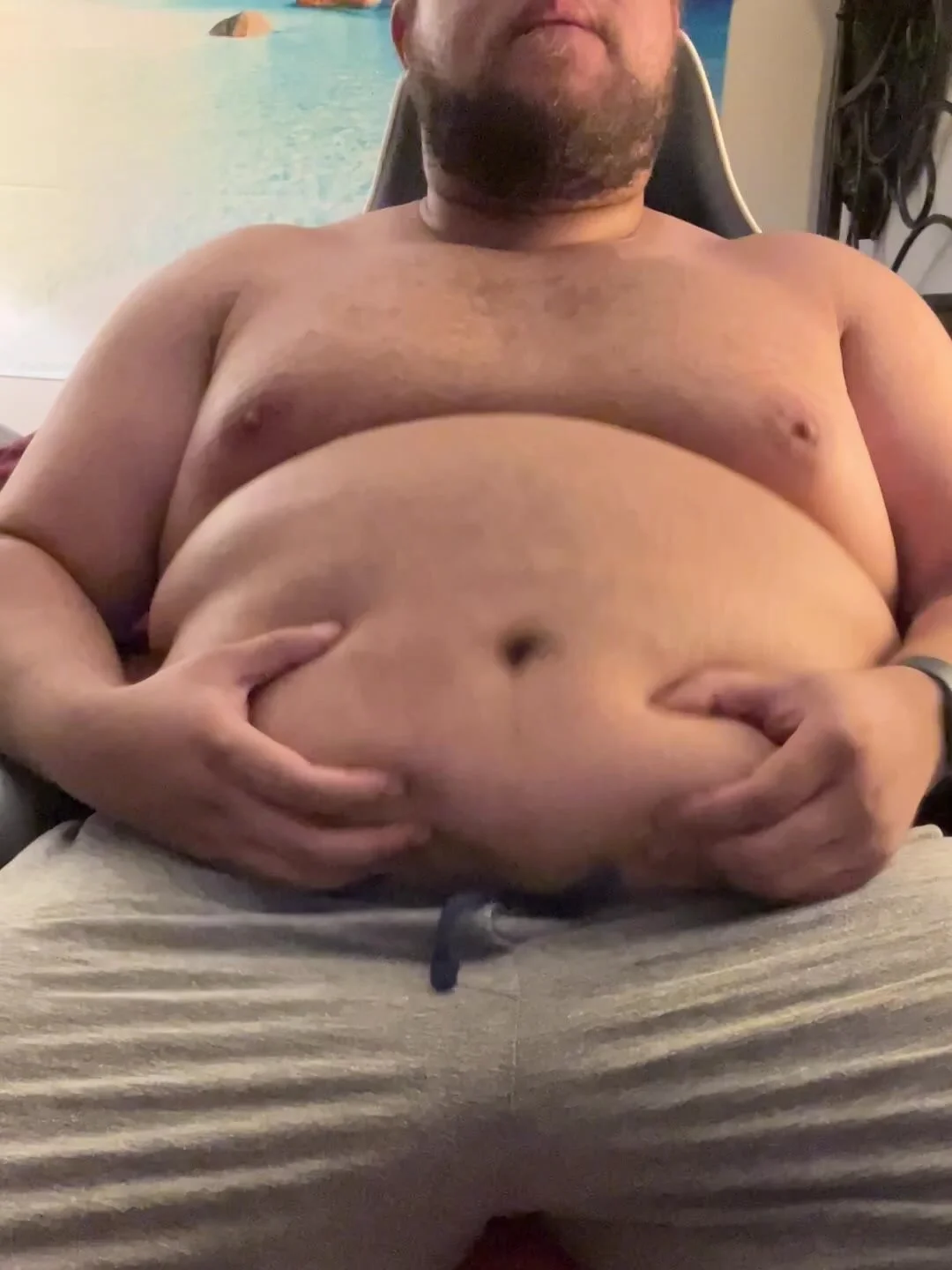 Fat fuck showing off his big jiggly belly - ThisVid.com 中文