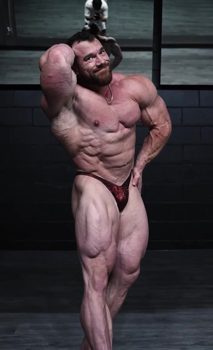 Stunning muscle stud