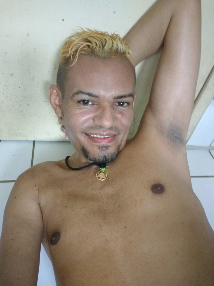 Eu Henry a...ndo os mamilos