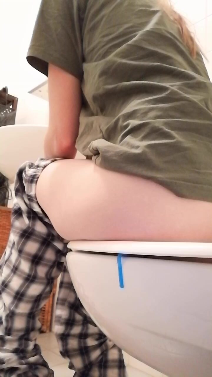 Girl on the toilet - video 28