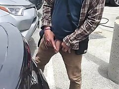 filming friend pissing outside 2 - video 2