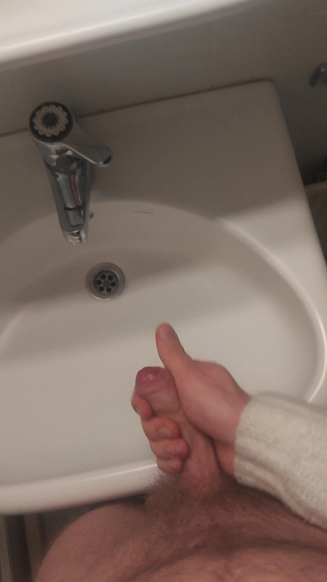 Cumming at a friend\