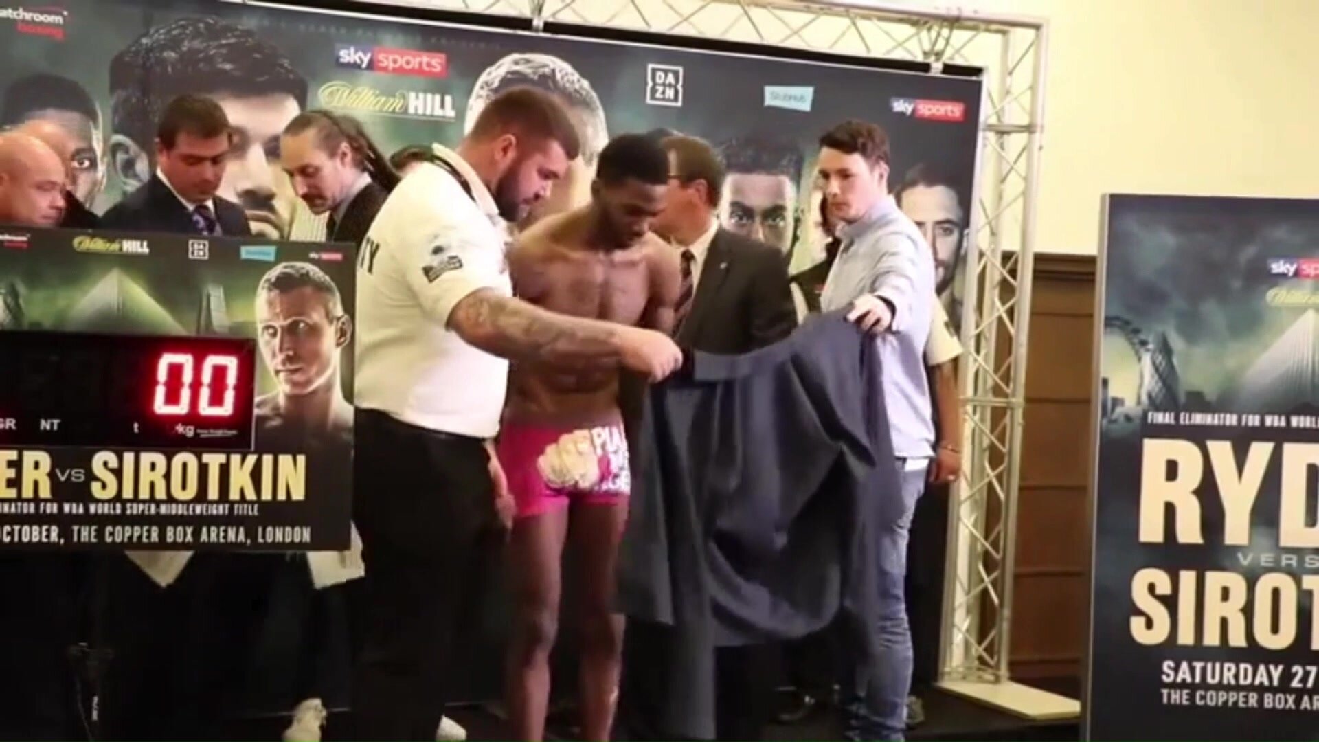 Cock flash at the weigh in