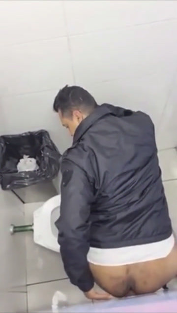 BRAZILIAN PUBLIC BATHROOM 12