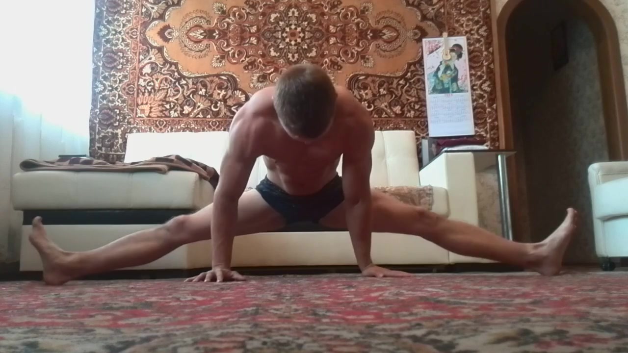 Super boy makes powerful splits