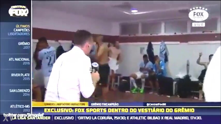 Jogador ... Bastos do Grêmio pelado no vestiário