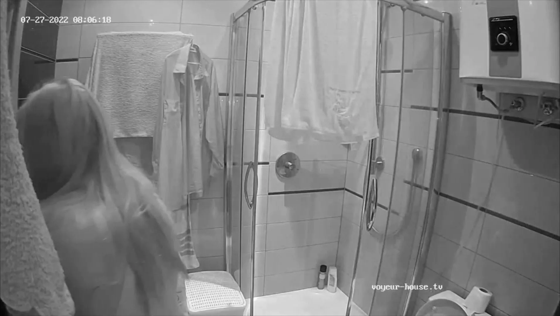 Video: Woman in Bathroom 51 - ThisVid.com