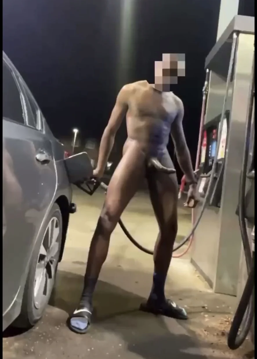 EXHIBITIONIST* cums pumping gas! - ThisVid.com en anglais