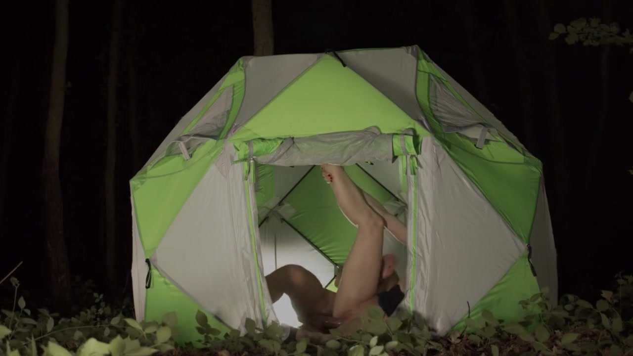 Sodomie dans la tente en plein millieu du camping