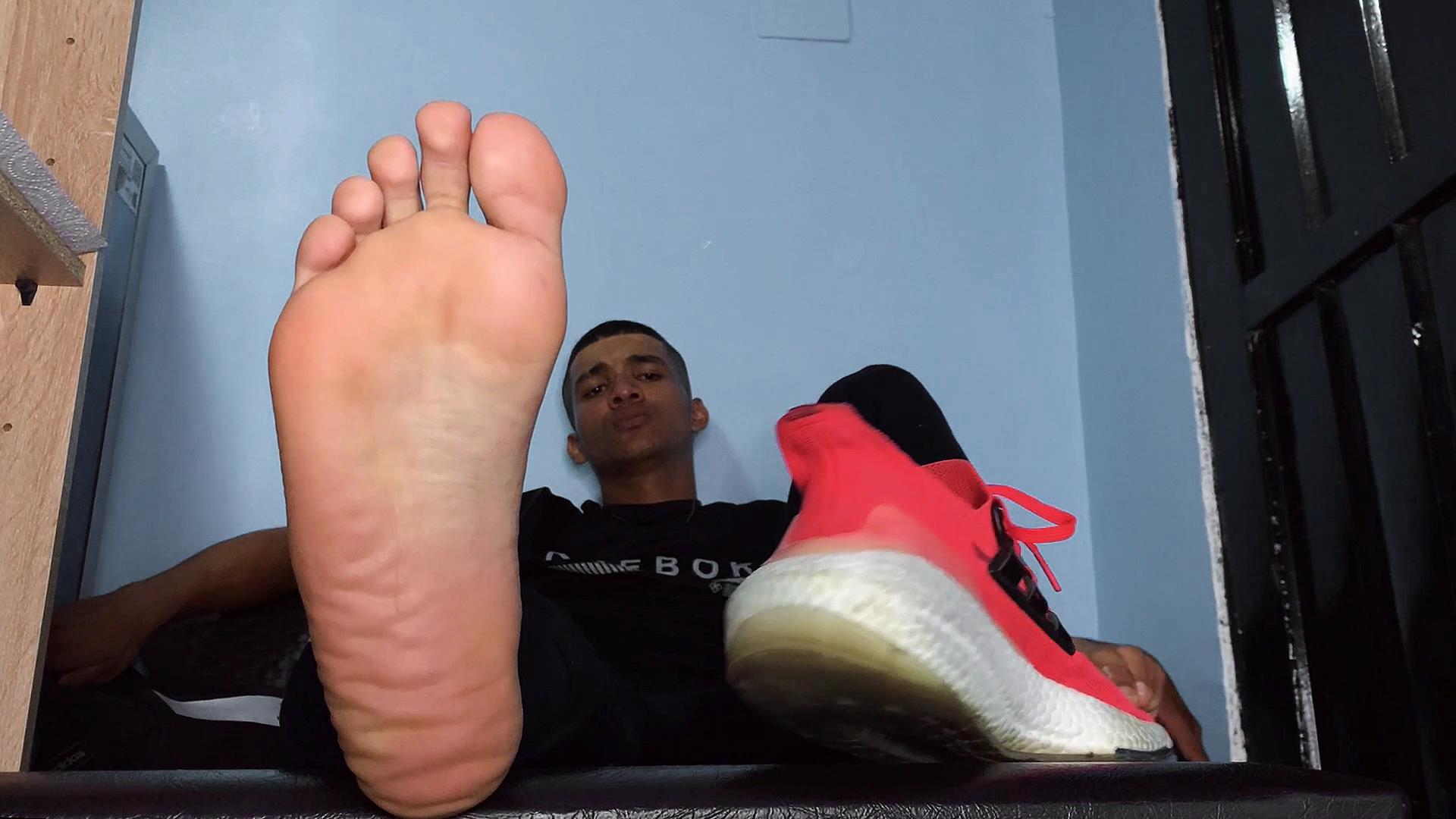Gay boxer shows his feet for cash