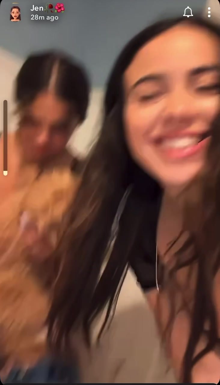 Thot pees while friend records