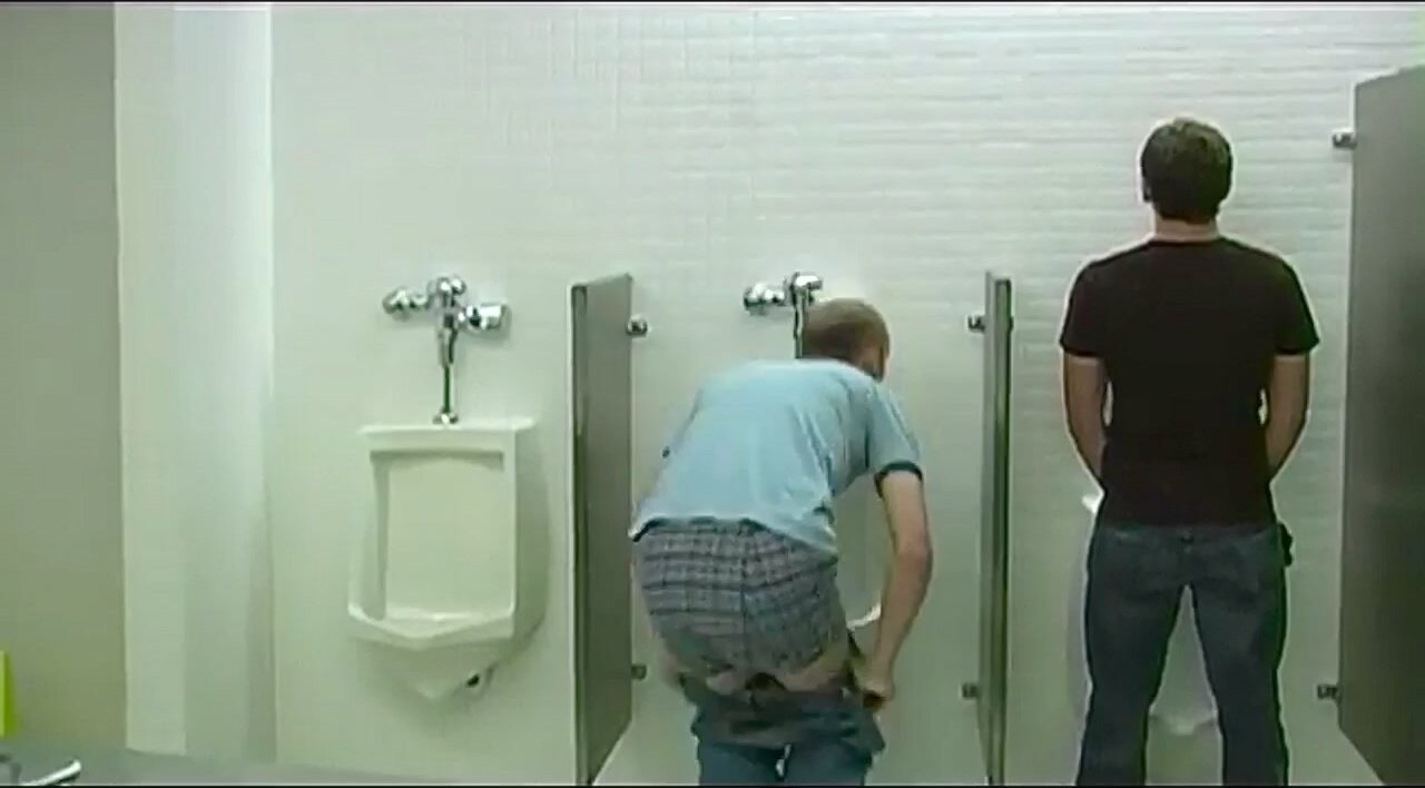 breaking urinal etiquette / awkward urinal interaction